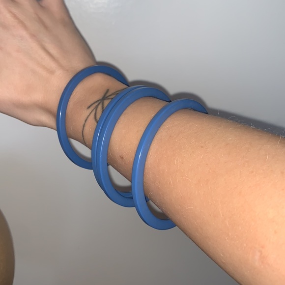 Set of four (4) | vintage (1950s/1960s) | blue plastic costume jewelry bangles - Picture 10 of 10